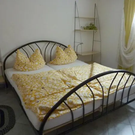 Hinrichs Apartment *